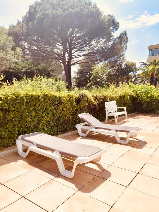 Mandelieu Grand Studio Avec Piscine Et Proche De La Mer Exterior photo